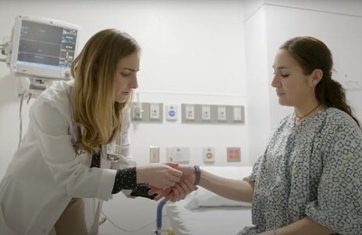 Кодирование Аквилонг в городе Унеча Врач держит пациентку за руку