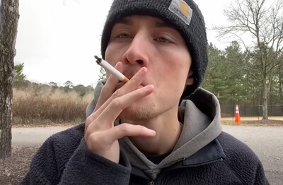 Лечение зависимости от табакокурения в городе Унеча Мужчина с сигаретой делает затяжку