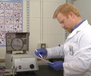 Клиника лечения наркозависимости в городе Унеча Врач в кабинете клиники