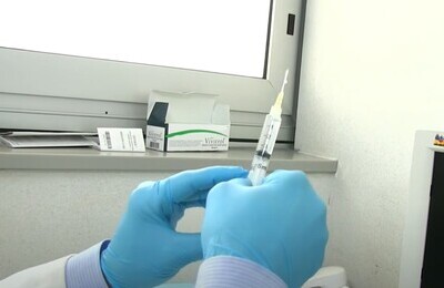 Проведение кодирования Вивитролом в городе Унеча Шприц с Вивитролом в руках у врача